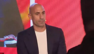 VÍDEO: El tío de Rubiales le ataca con huevos en plena presentación de su libro 'Matar a Rubiales'