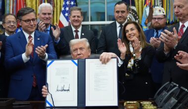 Trump firma el presupuesto que pone fin al cierre de Gobierno más largo en la historia de EE.UU.