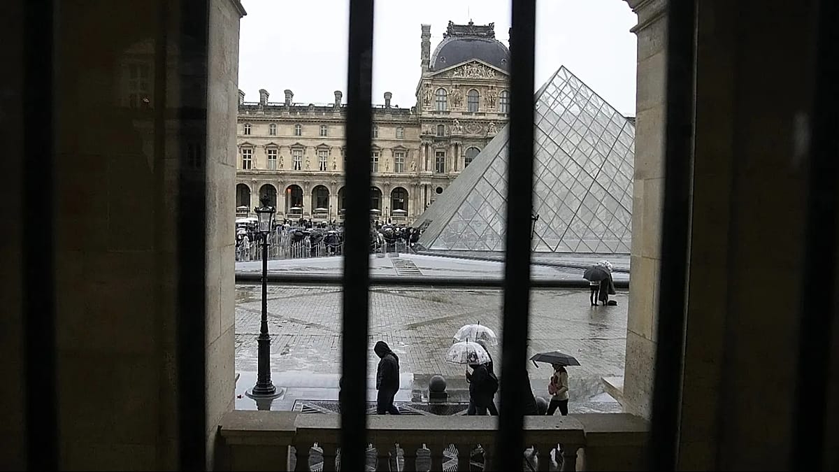 El Louvre instalará nuevas cámaras y sistemas antiintrusión tras el robo de las joyas de la corona