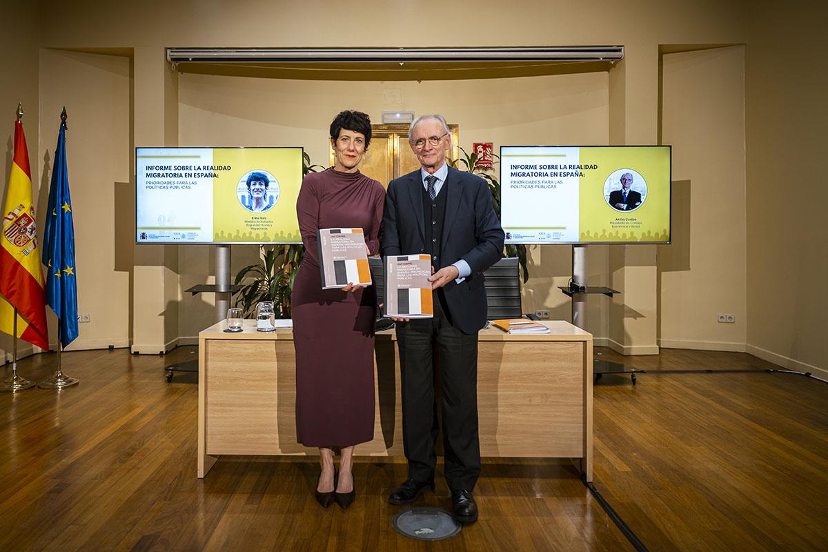 La ministra de Inclusión, Seguridad Social y Migraciones, Elma Saiz, junto al presidente del Consejo Económico y Social (CES)