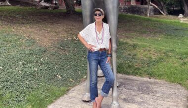 La fotógrafa y artista Carmela García ante su escultura ‘Planeta Ella’.