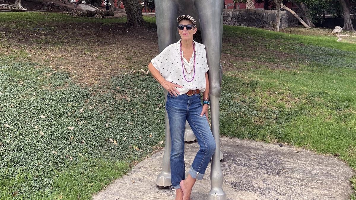 La fotógrafa y artista Carmela García ante su escultura ‘Planeta Ella’.