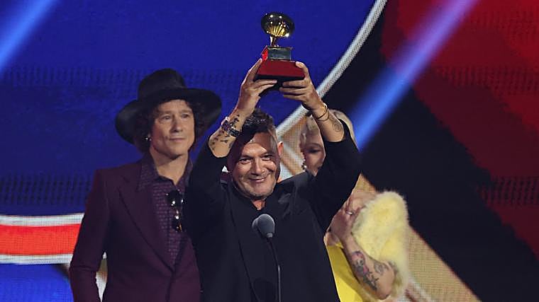 El cantante español Alejandro Sanz recogiendo un premio de los Latin Grammy
