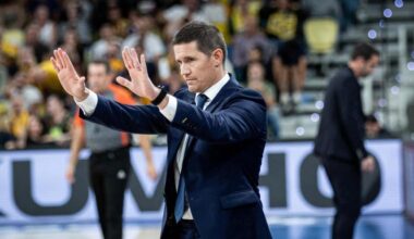 Jaka Lakovic pide calma a sus jugadores durante un partido en el Arena.