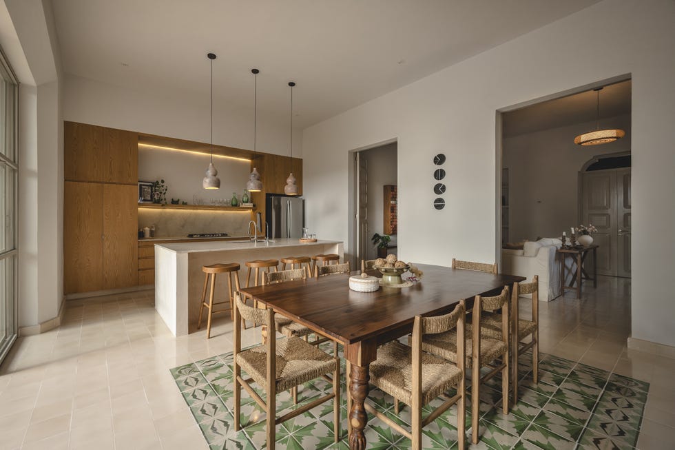 nada hace pensar que tras una sencilla fachada se encuentra una casa de mediados del siglo pasado, reformada, con patio y piscina