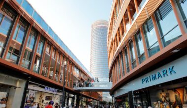 CaixaBank pone a la venta la torre y el centro comercial, pero CaixaForum es intocable