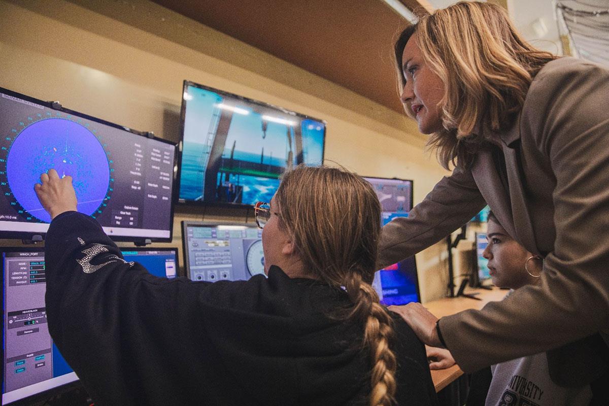 La ministra de Educación, Formación Profesional y Deportes, Pilar Alegría, durante su visita al Centro Integrado de FP 