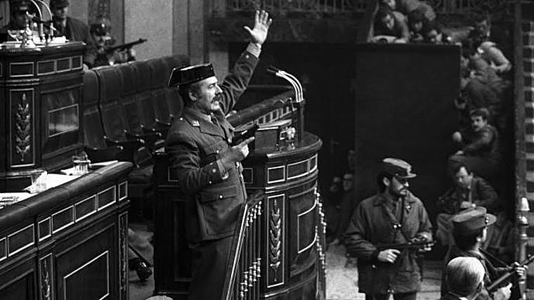 El teniente coronel Antonio Tejero irrumpió durante la votación de investidura de Leopoldo Calvo Sotelo. Aquel 23F pasó a la historia al grito de «¡Quieto todo el mundo!»