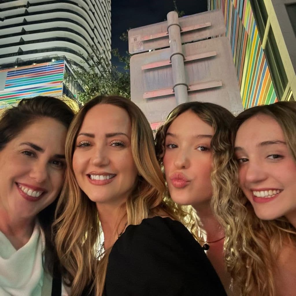 Andrea y sus hijas con la hermana mayor de Pablo Lyle.