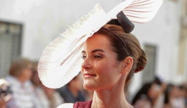 vestido marrón chocolate y tocado XL en la boda de Manuela Delclaux en Jerez