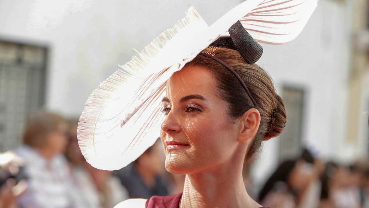 vestido marrón chocolate y tocado XL en la boda de Manuela Delclaux en Jerez