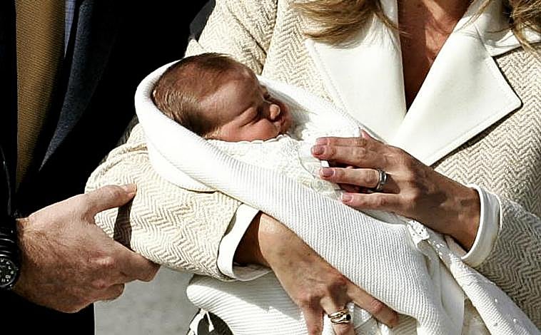 Imagen principal - La Princesa Leonor nació en 2005. En la primera imagen, tras salir del hospital en brazos de la Reina Letizia. En la segunda, Doña Leonor tras protagonizar su primer discurso en los Premios Princesa de Asturias en octubre de 2019. En la última, junto a su padre en el desfile por el día de la Fiesta Nacional, en 2024