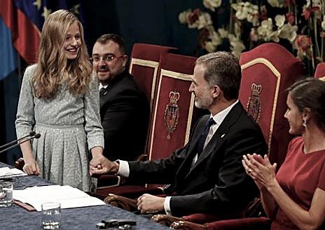 Imagen secundaria 1 - La Princesa Leonor nació en 2005. En la primera imagen, tras salir del hospital en brazos de la Reina Letizia. En la segunda, Doña Leonor tras protagonizar su primer discurso en los Premios Princesa de Asturias en octubre de 2019. En la última, junto a su padre en el desfile por el día de la Fiesta Nacional, en 2024