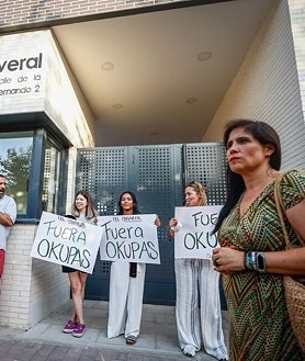 Imagen secundaria 2 - Los agentes arrestan a los cabecillas de la célula del Tren de Aragua; en las fotos inferiores, la terraza de uno de los áticos del bloque y los vecinos protestan contra los okupas, en agosto de 2024