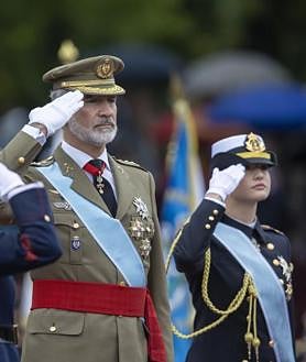 Imagen secundaria 2 - La Princesa Leonor nació en 2005. En la primera imagen, tras salir del hospital en brazos de la Reina Letizia. En la segunda, Doña Leonor tras protagonizar su primer discurso en los Premios Princesa de Asturias en octubre de 2019. En la última, junto a su padre en el desfile por el día de la Fiesta Nacional, en 2024