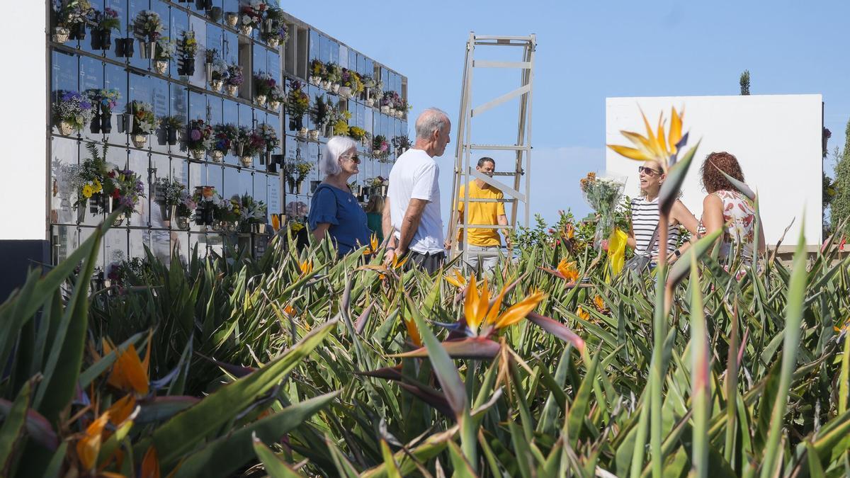 Día de los difuntos en el cementerio de La Atalaya de Guía