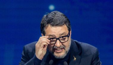 Italia se divide ante la pareja que cría a sus tres hijos en pleno bosque