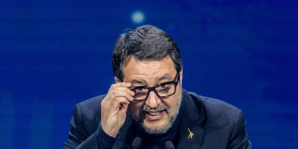 Italia se divide ante la pareja que cría a sus tres hijos en pleno bosque