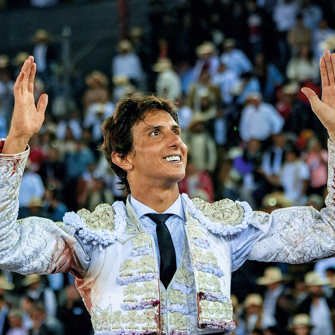 En la plaza de Acho, donde se encerró con seis toros, cortó tres orejas y salió a hombros