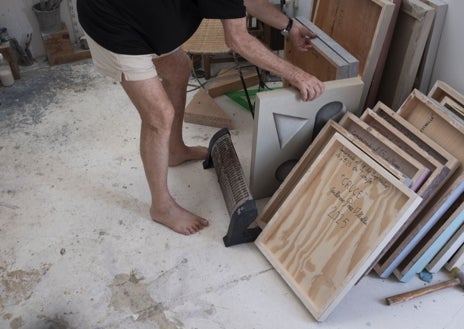 Imagen secundaria 1 - En las imágenes, de arriba abajo, el pintor en su estudio; detalle de las traseras de sus cuadros, en los que Villalta escribe el título y la fecha de inicio; y hueco de la escalera