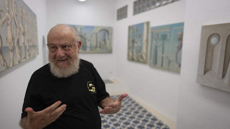 El artista con las obras que presentará en la galería Fernández-Braso