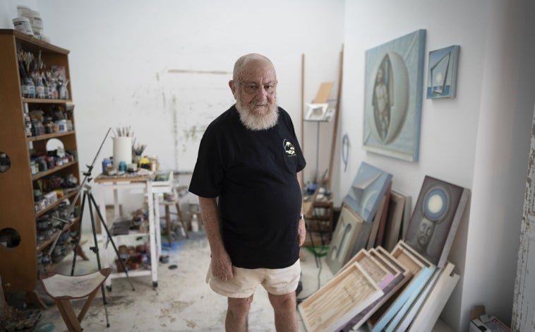 Imagen principal - En las imágenes, de arriba abajo, el pintor en su estudio; detalle de las traseras de sus cuadros, en los que Villalta escribe el título y la fecha de inicio; y hueco de la escalera