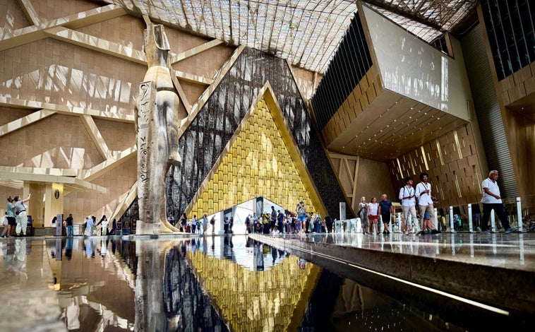 Imagen principal - Entrada al Gran Museo Egipcio, coloso de Ramsés II y algunas de las piezas expuestas