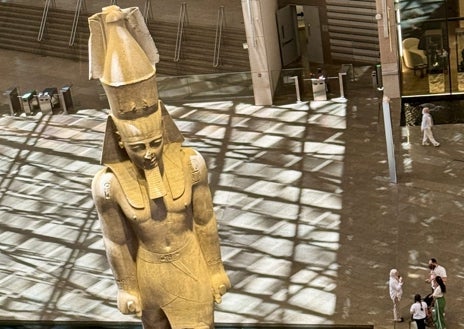 Imagen secundaria 1 - Entrada al Gran Museo Egipcio, coloso de Ramsés II y algunas de las piezas expuestas