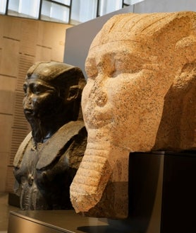 Imagen secundaria 2 - Entrada al Gran Museo Egipcio, coloso de Ramsés II y algunas de las piezas expuestas