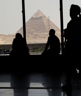 Imagen secundaria 2 - Piezas expuestas en el GEM y vistas de las pirámides desde el museo