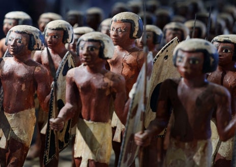 Imagen secundaria 1 - Piezas expuestas en el GEM y vistas de las pirámides desde el museo