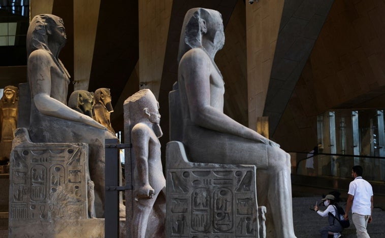 Imagen principal - Piezas expuestas en el GEM y vistas de las pirámides desde el museo