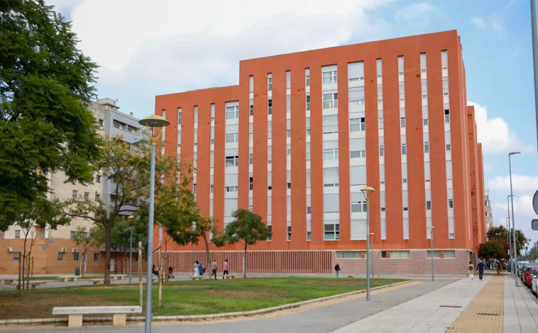 Imagen principal - Sevilla Este, la insospechada trinchera arquitectónica contra los bloques cebras