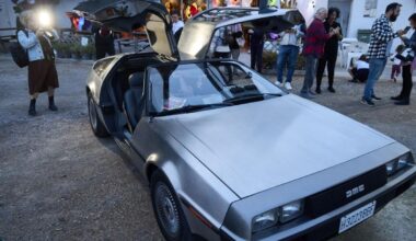 El coche de 'Regreso al Futuro' aparca en Valencia