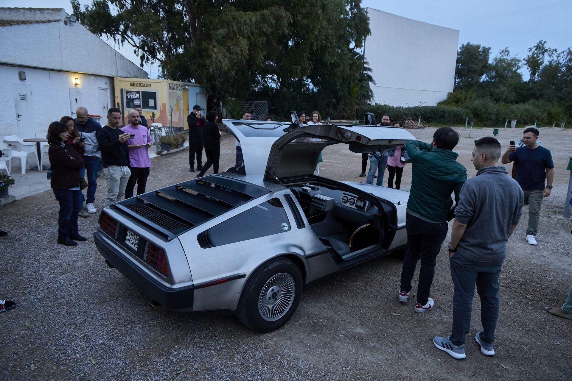 Imagen principal - El coche de 'Regreso al Futuro' aparca en Valencia