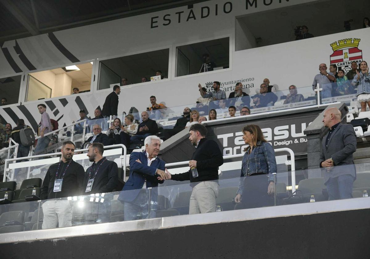 Duino paraliza otra vez la venta del Cartagena a Arribas y la afición explota: «Basta ya»