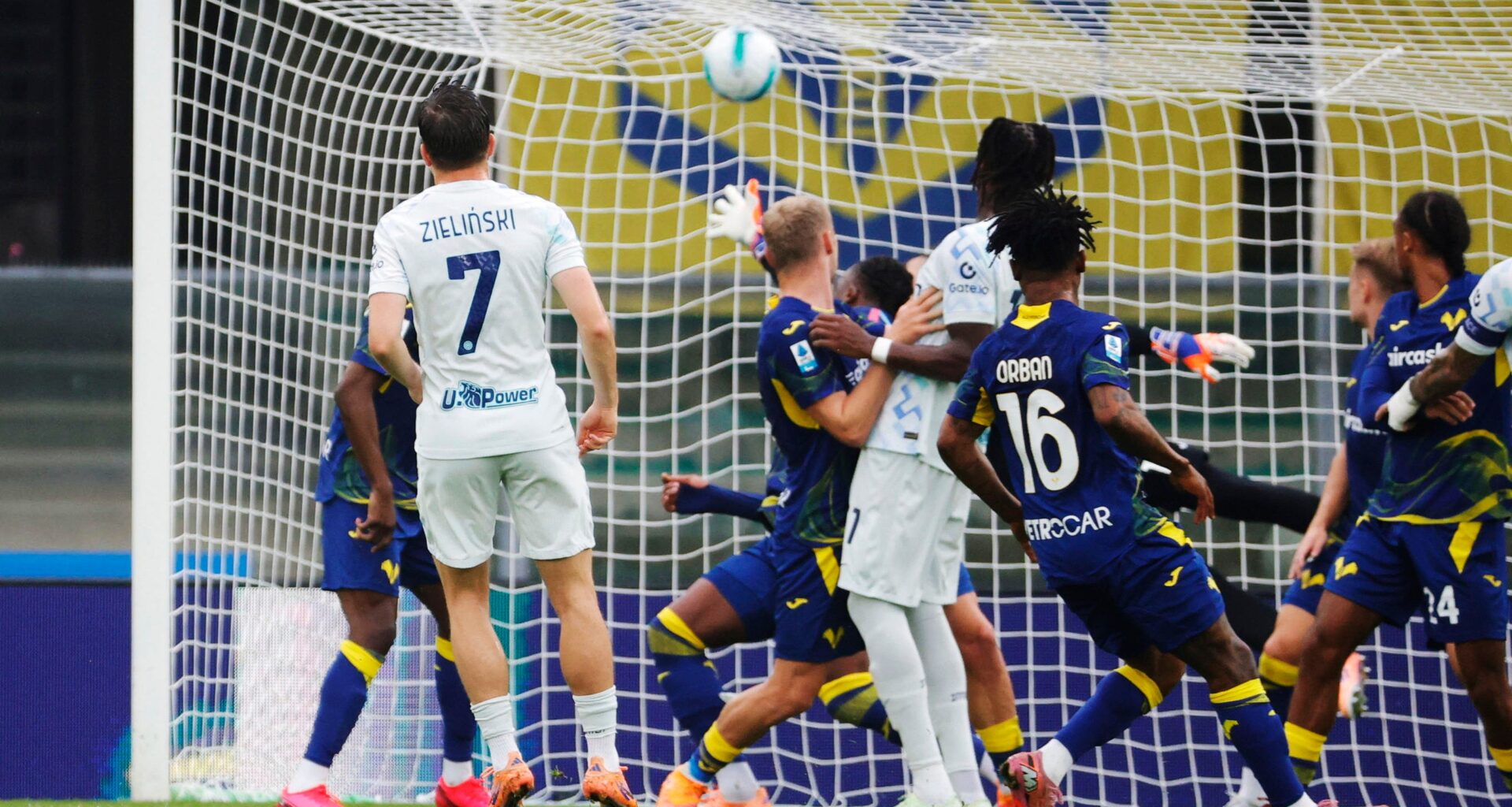 El golazo descomunal de Zielinski que tiene a Italia boquiabierta - ABC