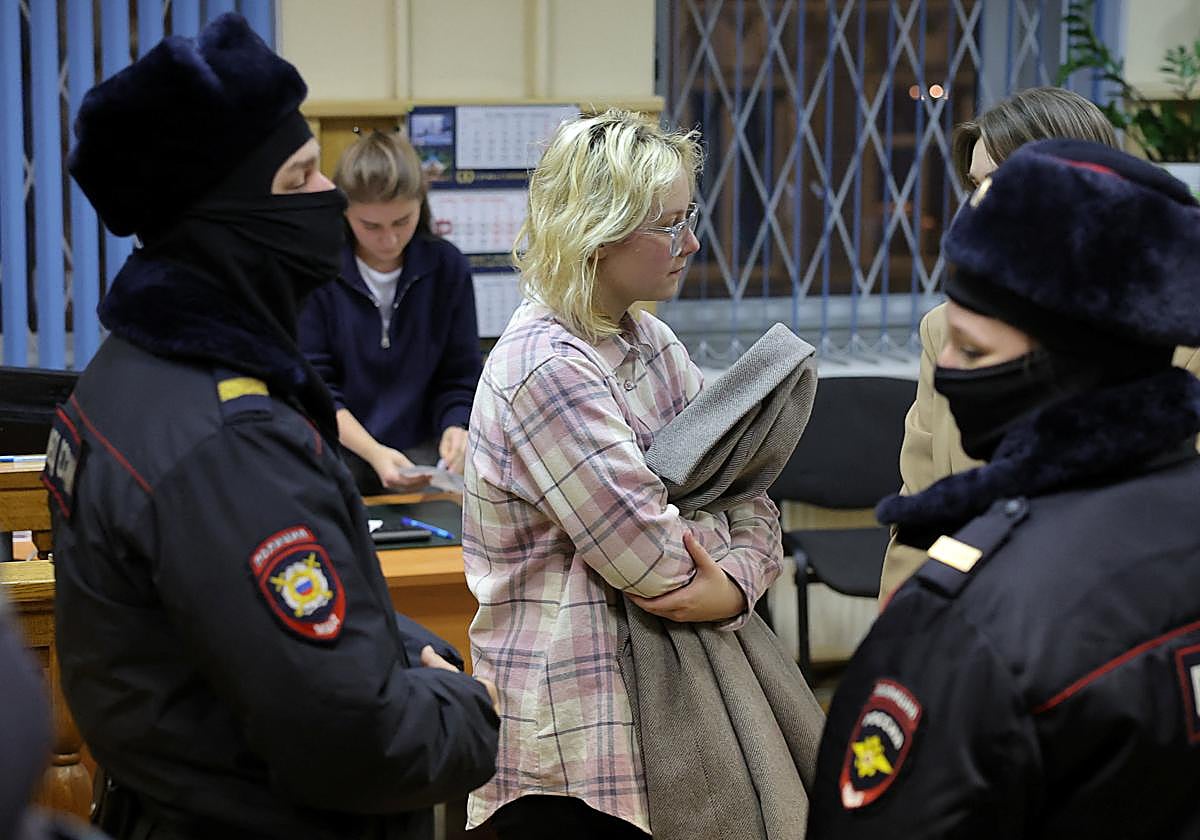 Diana Loginova, la joven cantante que paga con la cárcel sus críticas a Putin