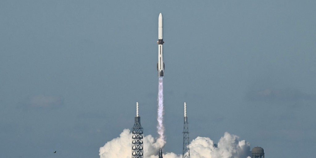 El cohete de Bezos que planta cara a Elon Musk y SpaceX* Jeff Bezos lanza New Glenn y desafía a SpaceX en la conquista espacial