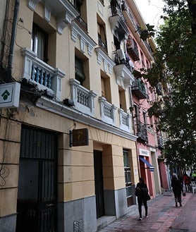 Imagen secundaria 2 - La Policía Nacional irrumpe en el bloque a finales del mes de octubre; en las imágenes inferiores, uno de los temporizadores instalados en las puertas de las habitaciones y la puerta principal al número 127