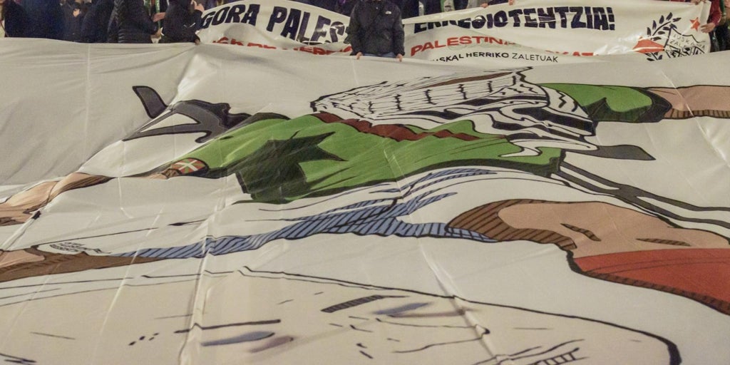 Ultras y disidentes de Bildu reúnen 20.000 personas para el Euskadi-Palestina al grito de «español el que no bote»