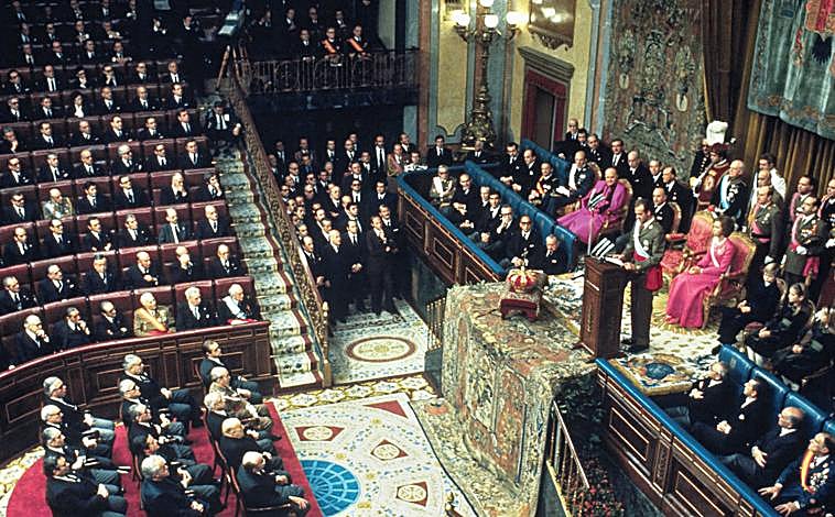 Imagen principal - Juan Carlos I fue proclamado el 22 de noviembre de 1975. En los fastos, se dirigió a las Cortes para marcar el inicio del cambio político en el país. Acudieron numerosas delegaciones internacionales, entre ellos el Rey Hussein de Jordania, Rainiero de Mónaco, Augusto Pinochet o Imelda Marcos, primera dama de Filipinas