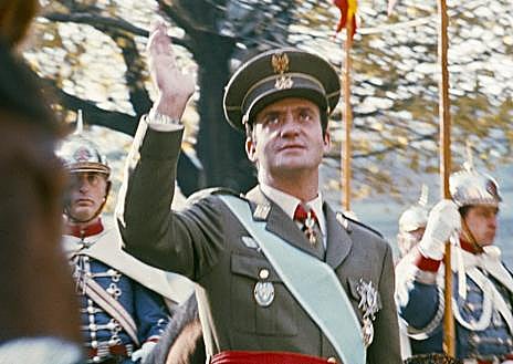 Imagen secundaria 1 - Juan Carlos I fue proclamado el 22 de noviembre de 1975. En los fastos, se dirigió a las Cortes para marcar el inicio del cambio político en el país. Acudieron numerosas delegaciones internacionales, entre ellos el Rey Hussein de Jordania, Rainiero de Mónaco, Augusto Pinochet o Imelda Marcos, primera dama de Filipinas