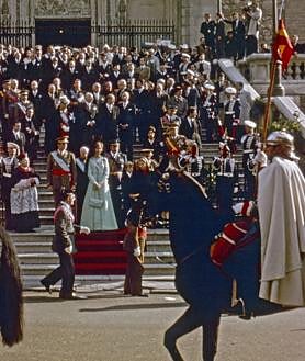 Imagen secundaria 2 - Juan Carlos I fue proclamado el 22 de noviembre de 1975. En los fastos, se dirigió a las Cortes para marcar el inicio del cambio político en el país. Acudieron numerosas delegaciones internacionales, entre ellos el Rey Hussein de Jordania, Rainiero de Mónaco, Augusto Pinochet o Imelda Marcos, primera dama de Filipinas