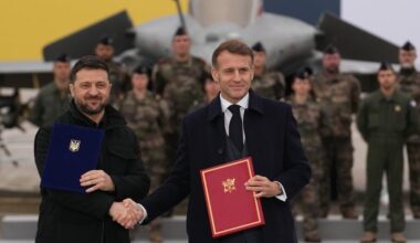 Zelenski anuncia la compra de 100 cazabombarderos Rafale franceses