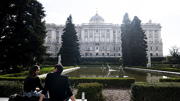 Unos jóvenes disfrutan de la nueva postal de la capital