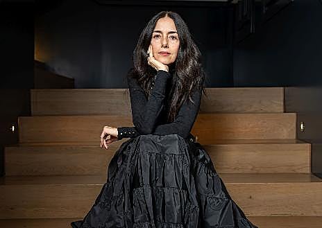 Imagen secundaria 1 - Sobre estas líneas, Cecilia Suárez como Liliana Rivera Garza en 'El invencible verano de Liliana'. Abajo, la actriz y la escritora Cristina Rivera Garza