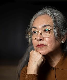 Imagen secundaria 2 - Sobre estas líneas, Cecilia Suárez como Liliana Rivera Garza en 'El invencible verano de Liliana'. Abajo, la actriz y la escritora Cristina Rivera Garza