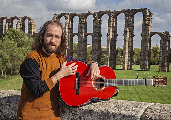 El Shuli junto al acueducto de Los Milagros.