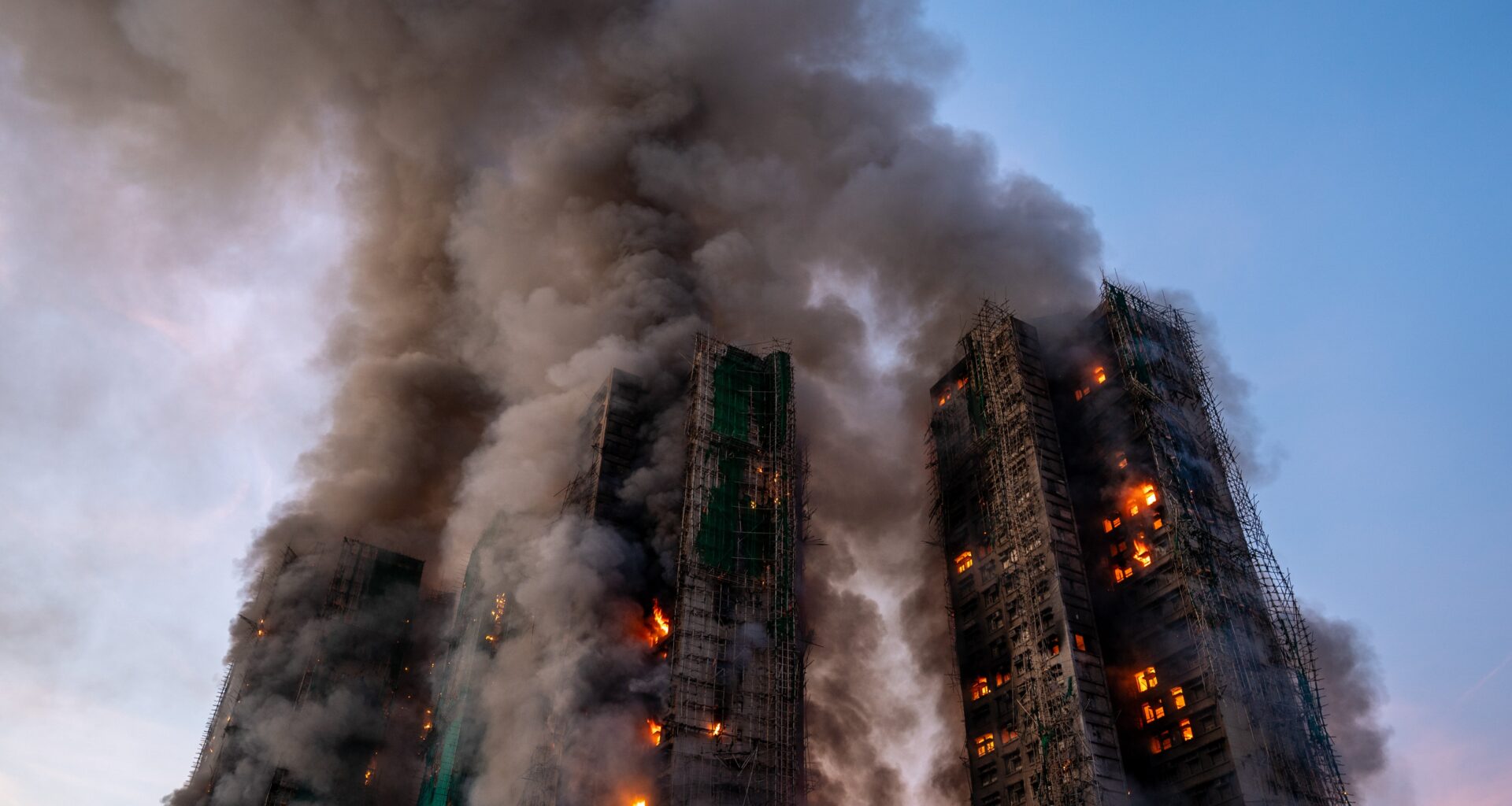 El incendio del complejo de un rascacielos en Hong Kong, en imágenes